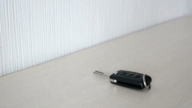 Kadın eli alır araba / oto anahtar taşı--dan bir tablo