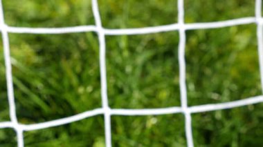 Futbol bir hedef için kapıyı girer ve net durur