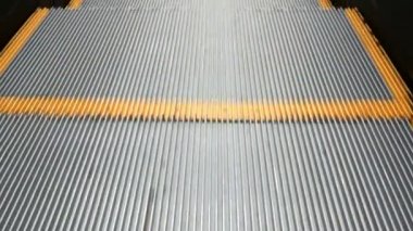 Yürüyen merdiven sürekli yukarı çalışan, yakın çekim