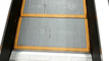 Yürüyen merdiven sürekli yukarı çalışan, yakın çekim