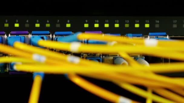 Beleuchtung und Verbindungen auf dem Netzwerkserver, Dolly — Stockvideo