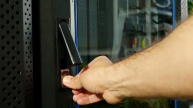 Kabloları ve bağlantıları ağ sunucusunda, erkek el üzerlerinde çalışmak için bir kapı açar