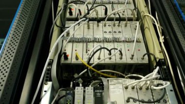 Kabloları ve bağlantıları ağ sunucusunda, dolly