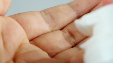 tıraş kremi el yakın çekim