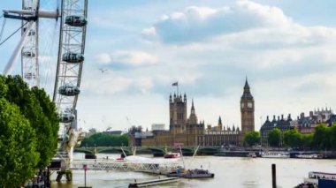 İngiltere, Londra - 10 Haziran 2015: Zaman atlamalı London Eye, Big Ben'e ve Parlamento London City, gün batımında