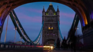 Londra'da saat rush, Tower Bridge gece zaman atlamalı görüntülemek