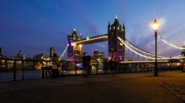 Londra'da saat rush, Tower Bridge gece zaman atlamalı görüntülemek