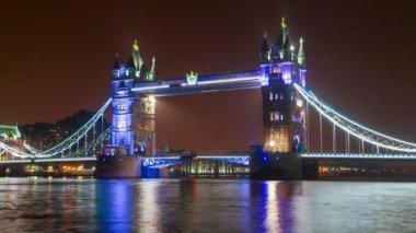 Londra'da saat rush, Tower Bridge gece zaman atlamalı görüntülemek