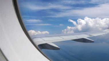 Uçak pencere görünümüne mavi gökyüzü ve bulutlar. Ulaşım