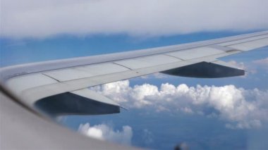 Uçak pencere görünümüne mavi gökyüzü ve bulutlar. Ulaşım