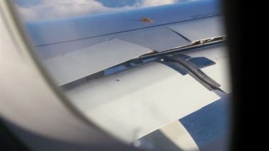 Uçak pencere görünümüne mavi gökyüzü ve bulutlar. Ulaşım