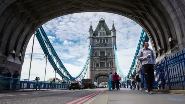 Velká Británie, Londýn - 10 června 2015: Rush hour v Londýně, pohled do noci Tower Bridge, časová prodleva — Stock video