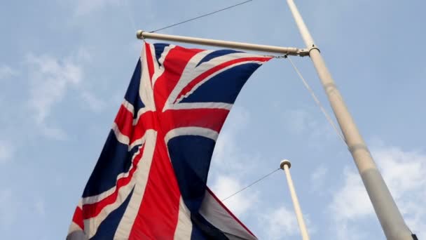 Britse vlag zwaaien in de wind in Uk, Verenigd Koninkrijk, nationaal symbool — Stockvideo