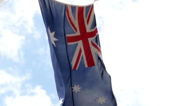 Avustralya bayrağı sallayarak karşı mavi gökyüzü — Stok video