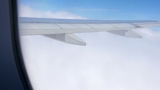 Ventana del avión vista al cielo azul y las nubes. Transporte. — Vídeos de Stock