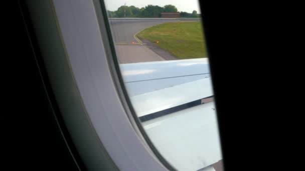Αεροπλάνο παράθυρο με θέα προς το γαλάζιο του ουρανού και τα σύννεφα. Μεταφορά — Αρχείο Βίντεο