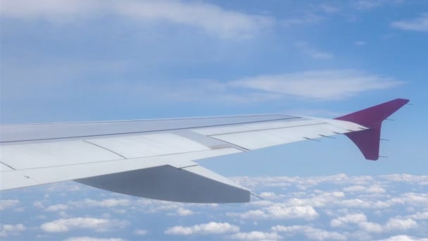 Вид из окна самолета на голубое небо и облака. Транспорт — стоковое видео