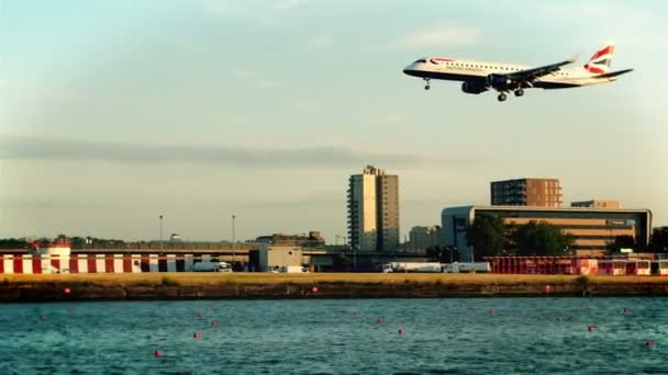 Egyesült Királyság, London-június 16, 2015: Airplane of British Airways leszállás a City Airport London — Stock videók