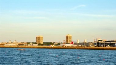 İngiltere, Londra - 16 Haziran 2015: Swissair uçağı Londra City Airport'ta kalkıyor