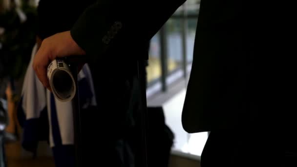 Viajantes em uma fila no portão do aeroporto esperando para embarcar em um avião — Vídeo de Stock