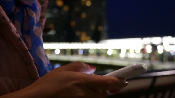 金丝雀码头，伦敦，在晚上使用智能手机的女人只手 — 图库视频影像