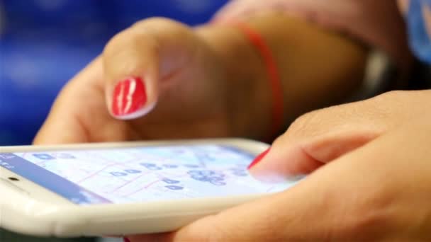 Vrouw met behulp van slimme telefoon tijdens het reizen in een trein van de spoorlijn in Londen, handen alleen — Stockvideo