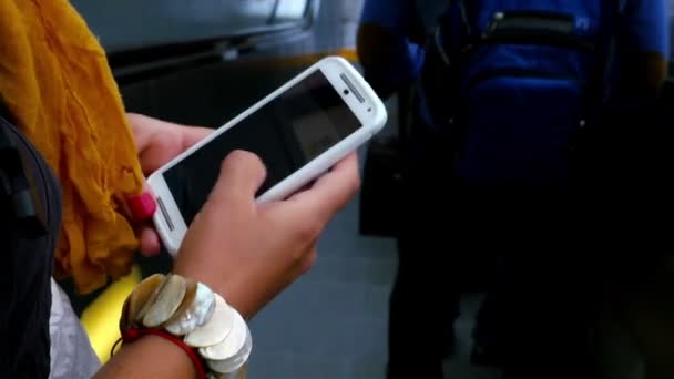 Mulher usando telefone inteligente enquanto cavalga em um elevador, apenas mãos — Vídeo de Stock