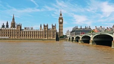 Big ben, Parlamento ve river Thames Londra'da ev için görüntüleyin. Otobüsler, arabalar ve Londra'daki Westminster Bridge geçiş yayalar