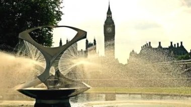 Big Ben, Parlamento ve onları önünde bir çeşme ile Londra'daki Westminster bridge House için görüntüleyin