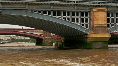 River Thames köprü altında Londra geçen tur tekne üzerinden görüntülemek
