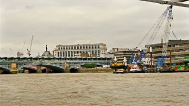 Millennium Köprüsü'nün altında geçen tur tekneden Londra manzarası için göster