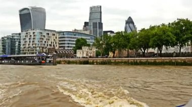 Londra iş merkezi manzarası için tur tekne hareket etmesini görüntülemek