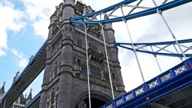 Altından geçen bir tekneden Tower bridge, Londra'ya bakış
