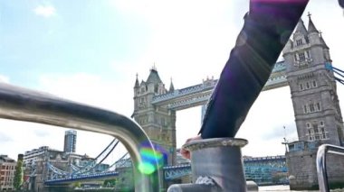Rüzgâr, Thames nehrinde bir iş adamının elbisesini uçuruyor.