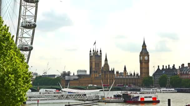 Passeios turísticos de Londres: Olho de Londres, Big Ben, Casa do Parlamento e rio Tamisa — Vídeo de Stock