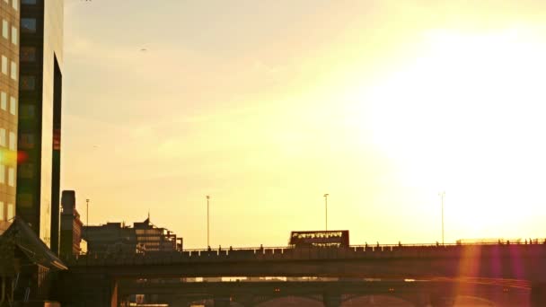 Coucher de soleil vers Londres ponts skyline avec des voitures et des bus sur eux — Video