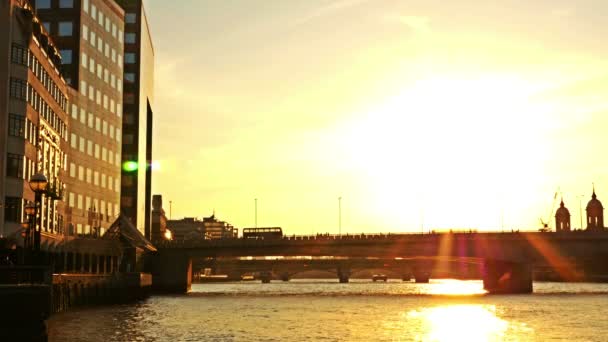 Zachód słońca widok na panoramę Londynu mostów z samochodów osobowych i autobusów na nich — Wideo stockowe