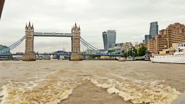 Visa flyttar turbåt till Tower bridge och Londons silhuett — Stockvideo