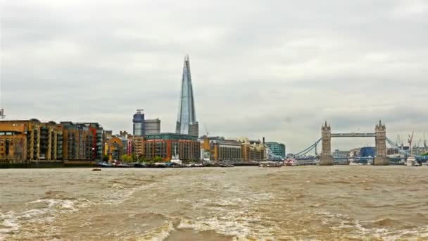 Vista desde el barco turístico en movimiento hasta el puente de la Torre, Shard y el horizonte de Londres — Vídeos de Stock