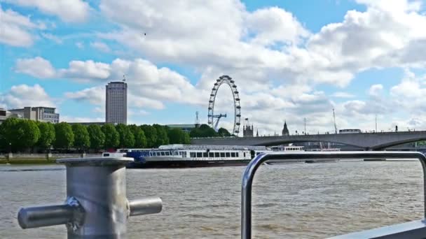 Wielka Brytania, Londyn-15 czerwca 2015:4K widok na London Eye i jeden z mostów Tamizy z ruchomej łodzi — Wideo stockowe