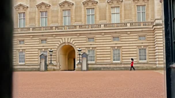 REINO UNIDO, LONDRES - 13 DE JUNHO DE 2015: Guarda da Rainha ou Guarda da Vida da Rainha marcha em serviço no Palácio de Buckingham, Londres — Vídeo de Stock