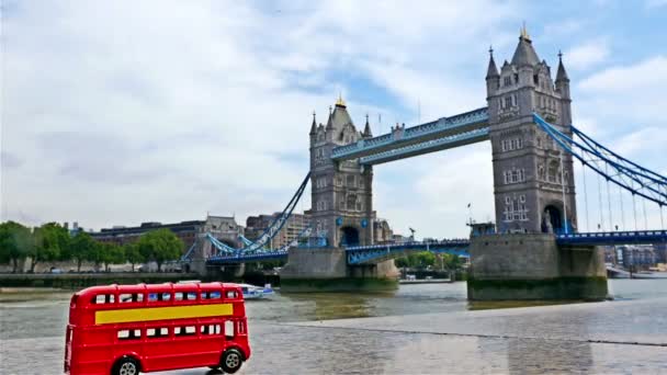 Stop motion del famoso giocattolo del bus rosso di Londra che passa davanti al Tower Bridge, parte 1 — Video Stock