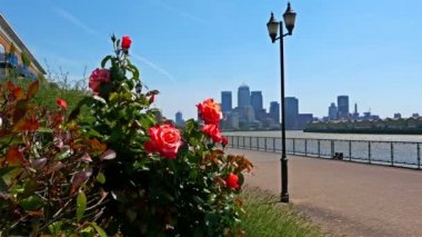 Thames Nehri, Londra, iş merkezi Canary Wharf tarafından arka planda çalışan ve bisiklete binen insanlar