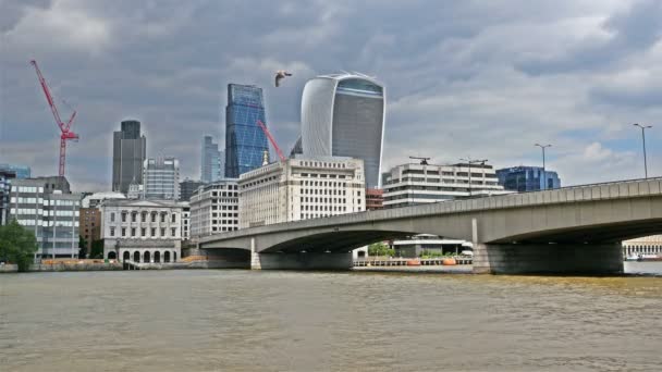 Vista al río Támesis y a los rascacielos del centro de negocios de Londres — Vídeos de Stock