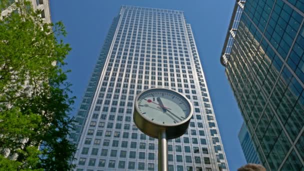 Canary Wharf, Londra'daki ünlü iş ofisinin önündeki altı halka açık saatten biri One Canada Square'i engelledi. — Stok video