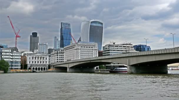 Vista para o rio Tamisa e os arranha-céus do centro de negócios de Londres — Vídeo de Stock