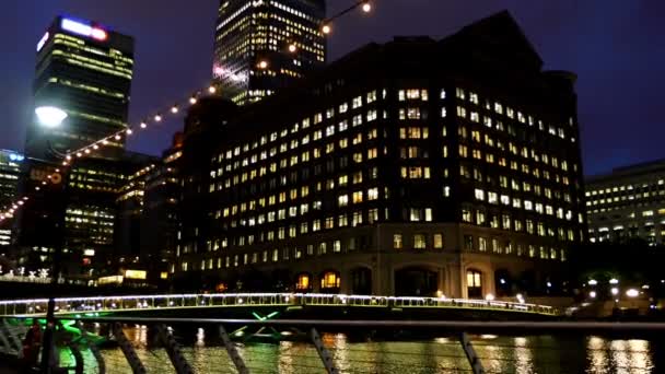 Νυχτερινά φώτα του επιχειρηματικού κέντρου Κανάριοι αποβάθρα στην πόλη του Λονδίνου — Αρχείο Βίντεο