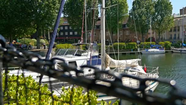 London Marina and yachts in St Katharine 's Docks. Это один из коммерческих доков, обслуживающих Лондон, построенный в 12 веке. . — стоковое видео