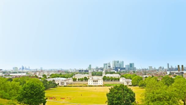 Greenwich park in London, the famous financial district Canary Wharf on background — Stock Video