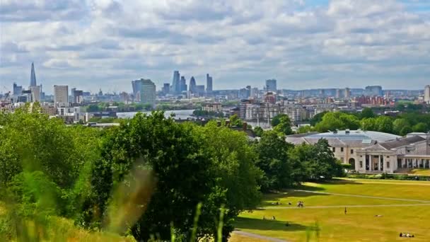 Greenwich Park en Londres, el famoso distrito financiero Canary Wharf en segundo plano — Vídeos de Stock